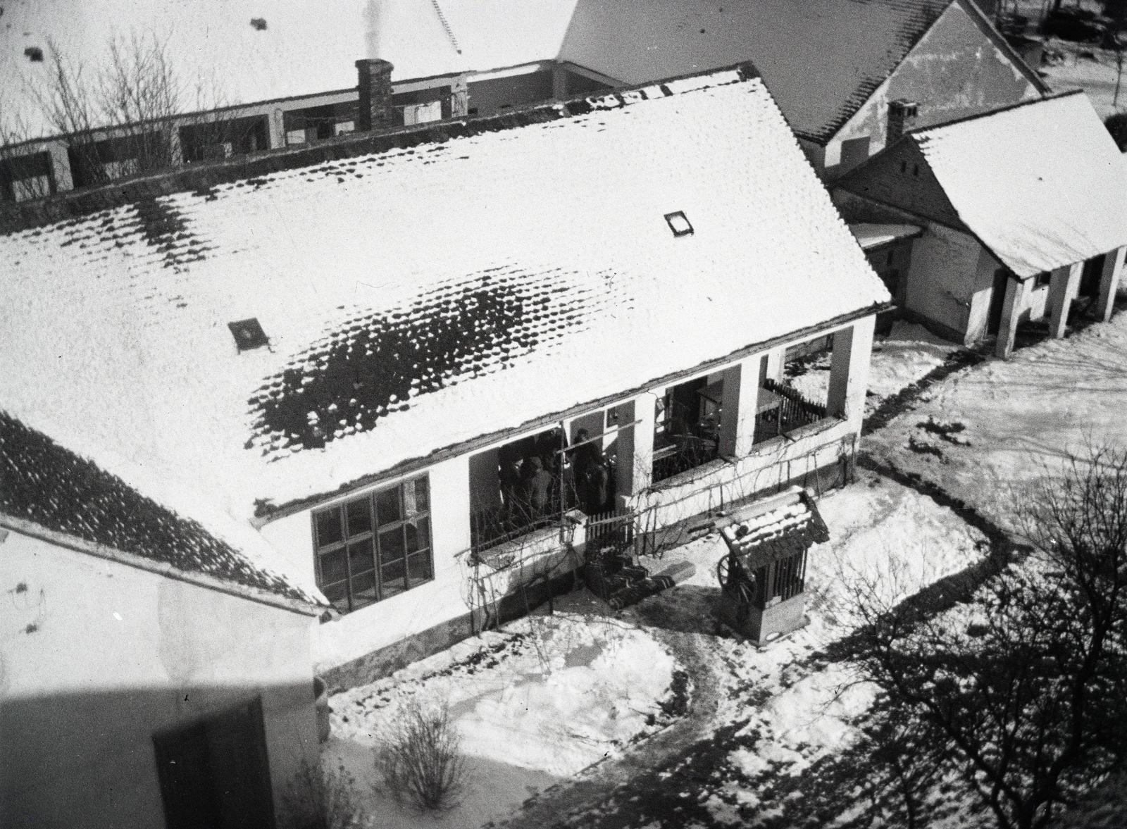 Hungary, Kistótfalu, Kossuth Lajos utca, kilátás református templom tornyából a szomszédos ház udvarára., 1962, Koroknai-Tegez Ferenc, Fortepan #295626