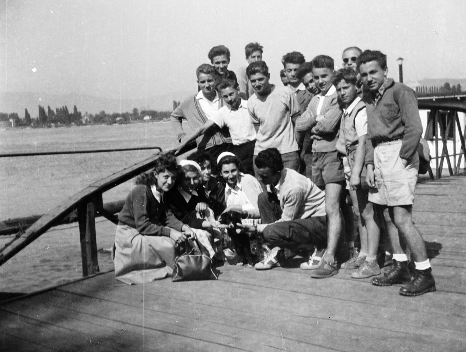 Hungary, Budapest IV., Üdülő sor, Újpest-Megyer hajóállomás., 1954, Koroknai-Tegez Ferenc, Budapest, Fortepan #295629