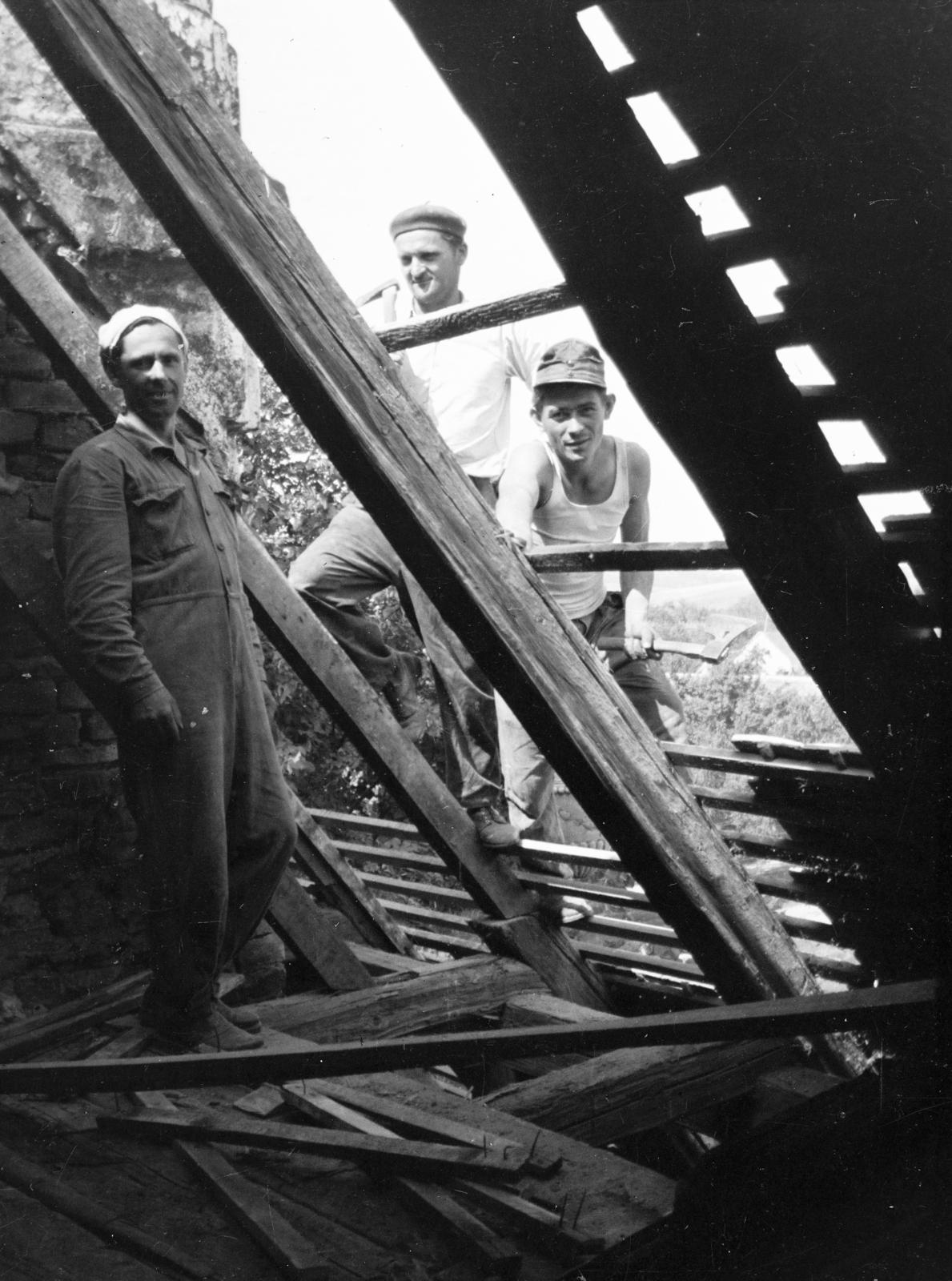 Magyarország, Kistótfalu, Kossuth Lajos utca 41., a felvétel a református templom tetőzetének javításakor készült., 1962, Koroknai-Tegez Ferenc, munkás, háztető, gerendaváz, Fortepan #295630