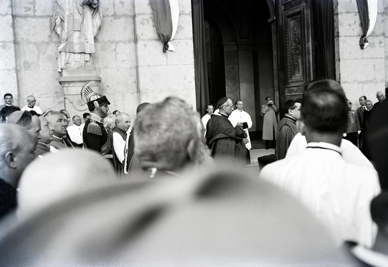 Hungary, Esztergom, a Bazilika főkapuja előtt, középen, XI. Pius pápa képviselőjeként, Eugénio Pacelli bíboros (későbbi XII. Pius pápa). A felvétel a Szent Jobb országjárásának első állomásán, 1938. május 30-án készült., 1938, Laborcz György, Best of, festive, peeking, priest, photographer, helmet, Fortepan #295640
