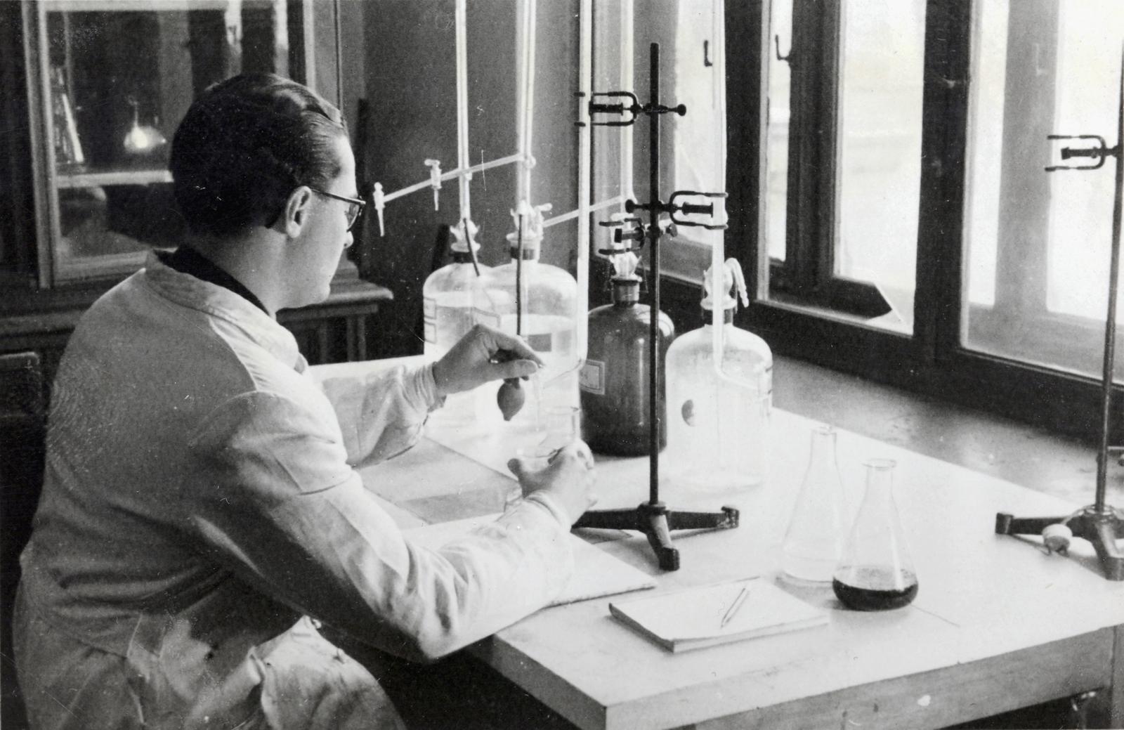 Hungary, Budapest XI., a Magyar Királyi József Nádor Műszaki és Gazdaságtudományi Egyetem (később Budapesti Műszaki és Gazdaságtudományi Egyetem) CH / Kémiai épületének helyreállított laboratóriumában Henszelmann Frigyes vegyészmérnök., 1947, Polinszky Tibor, Budapest, Fortepan #295649