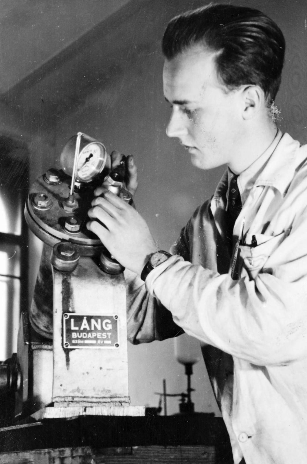 Hungary, Budapest XI., a Magyar Királyi József Nádor Műszaki és Gazdaságtudományi Egyetem (később Budapesti Műszaki és Gazdaságtudományi Egyetem) CH / Kémiai épületének helyreállított laboratóriumában a LÁNG Budapest által adományozott készülék., 1947, Polinszky Tibor, Budapest, Fortepan #295650