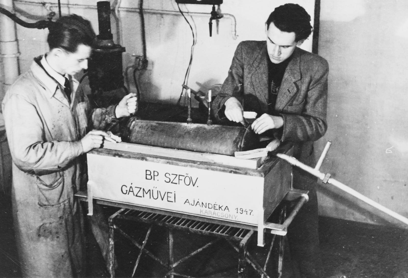 Magyarország, Budapest XI., a Magyar Királyi József Nádor Műszaki és Gazdaságtudományi Egyetem (később Budapesti Műszaki és Gazdaságtudományi Egyetem) CH / Kémiai épületének helyreállított laboratóriumában a "Budapest Székesfőváros Gázművei" által karácsonykor adományozott berendezése., 1947, Polinszky Tibor, Budapest, Fortepan #295653