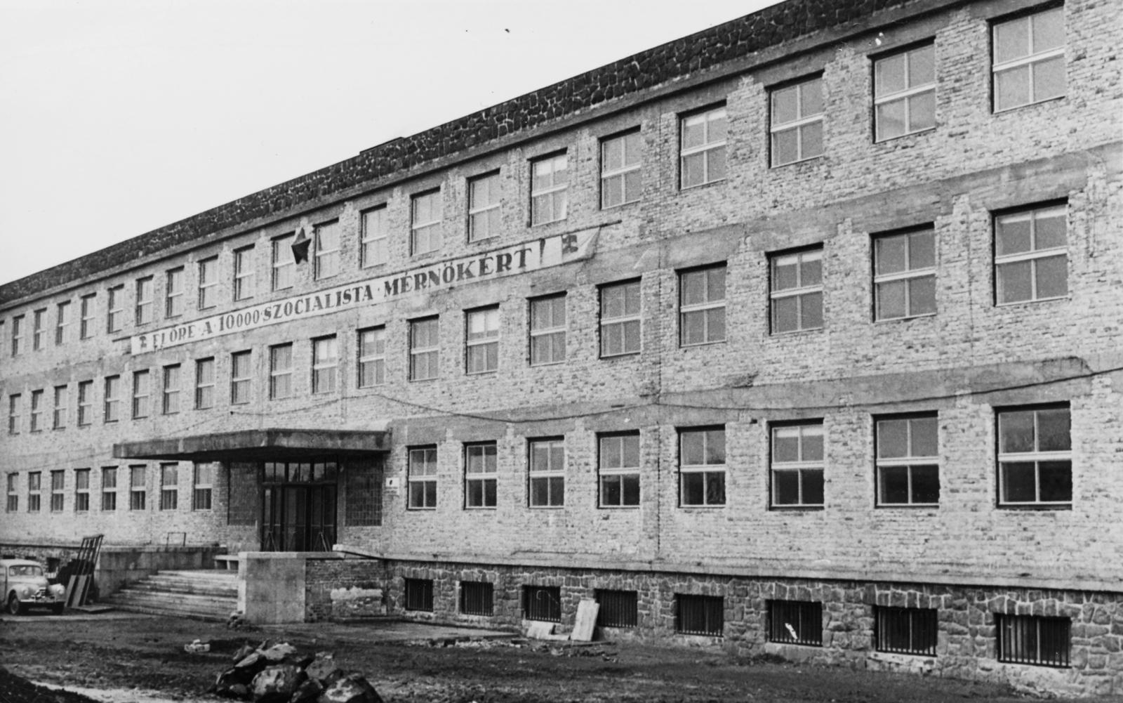 Hungary, Veszprém, Egyetem (Schönherz Zoltán) utca 10., a Veszprémi Vegyipari Egyetem (később Pannon Egyetem) A épülete. A felvétel a NEVIKI (Nehézvegyipari Kutató Intézet) épületének átalakításakor készült., 1949, Polinszky Tibor, Fortepan #295659