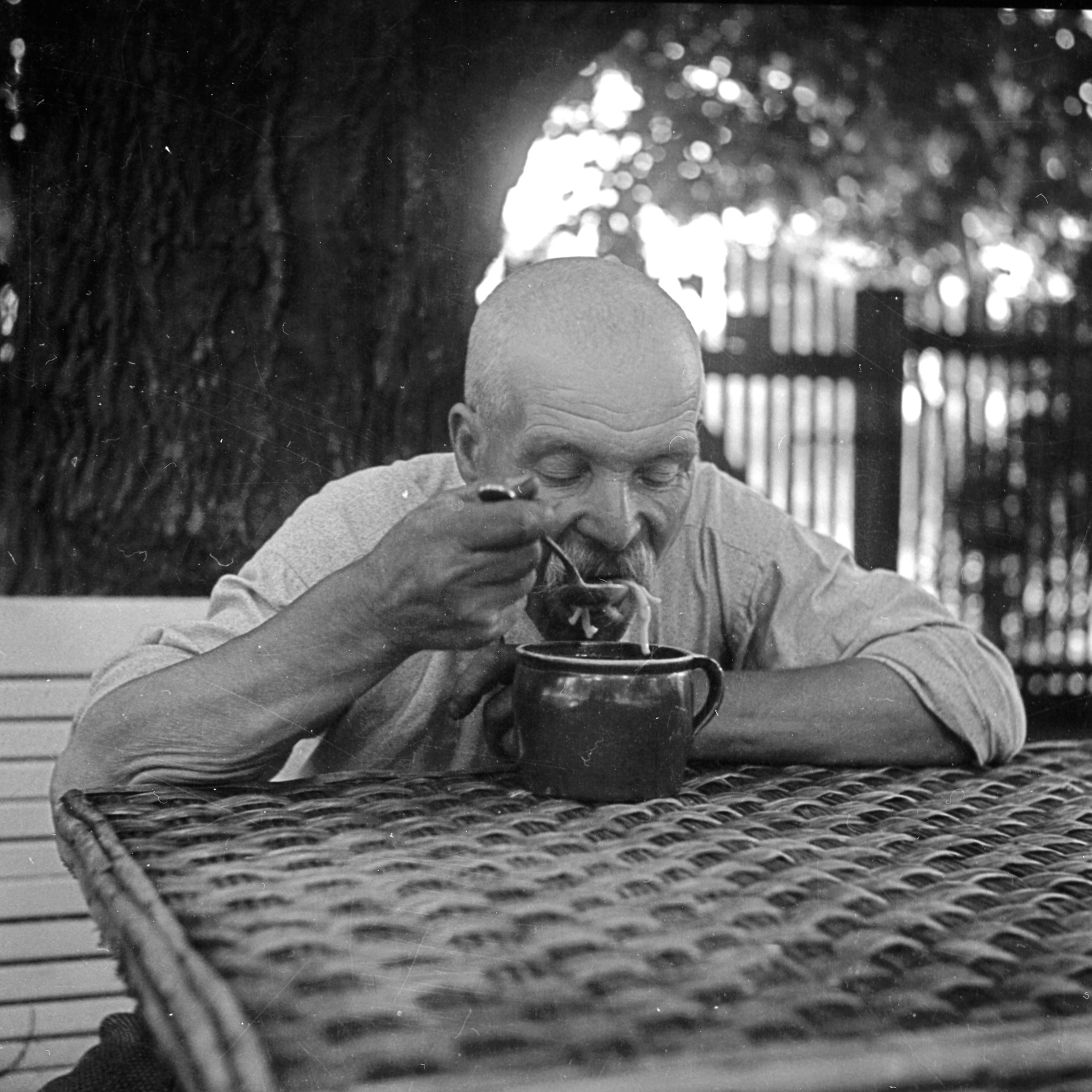 Hungary, Alag, Dunakeszi, Batthyány Elemér utca 8., a Petanovits-ház kertje., 1938, Kölcsey Ferenc Dunakeszi Városi Könyvtár / Petanovits fényképek, meal, mug, Fortepan #29566