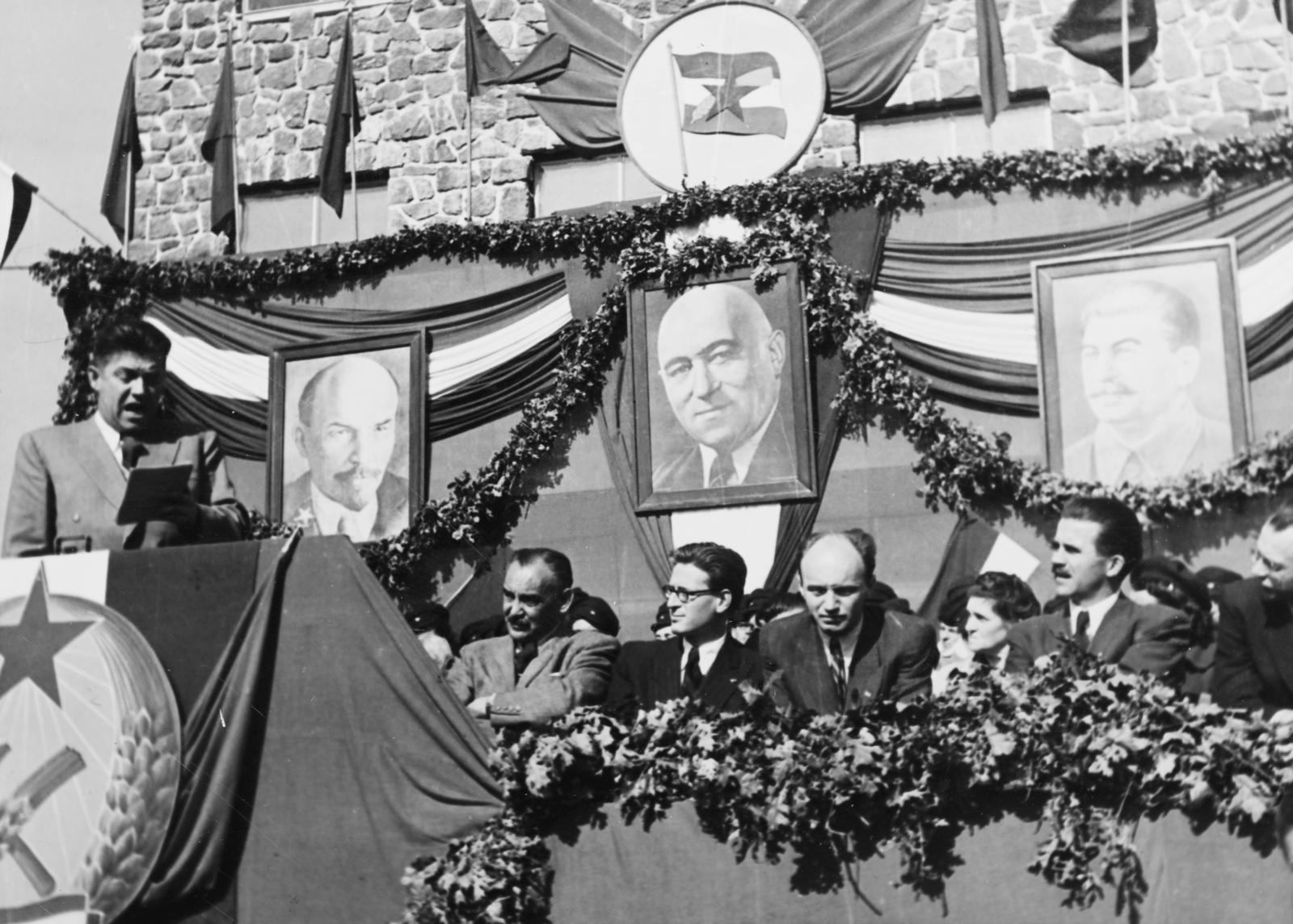 Magyarország, Veszprém, a Budapesti Műszaki Egyetem Veszprémre kihelyezett nehézvegyipari karának megnyitó ünnepsége 1949 október 16-án (később Veszprémi Vegyipari Egyetem, majd Pannon Egyetem). Kossa István pénzügyminiszter tart beszédet., 1949, Polinszky Tibor, Fortepan #295668