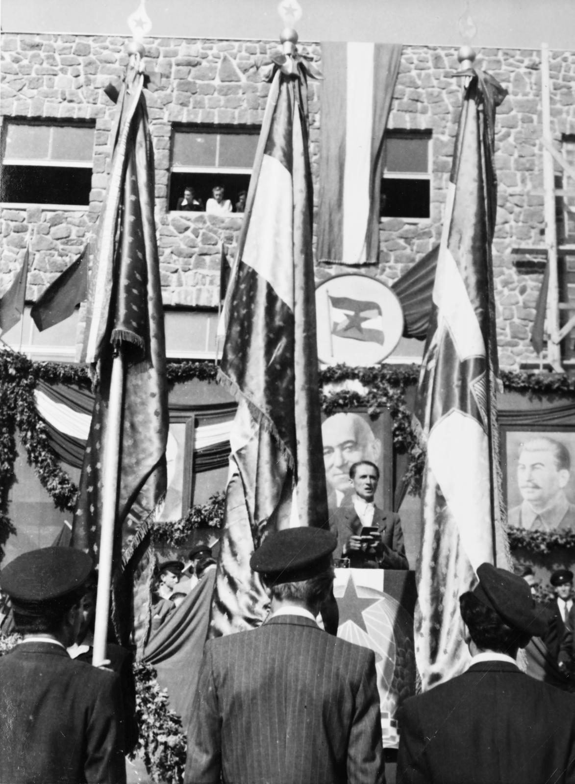 Hungary, Veszprém, a Budapesti Műszaki Egyetem Veszprémre kihelyezett nehézvegyipari karának megnyitó ünnepsége 1949 október 16-án (később Veszprémi Vegyipari Egyetem, majd Pannon Egyetem). A péti, fűzfői és ajkai üzemek dolgozói adományoztak zászlókat az egyetem ifjúságának., 1949, Polinszky Tibor, Fortepan #295669