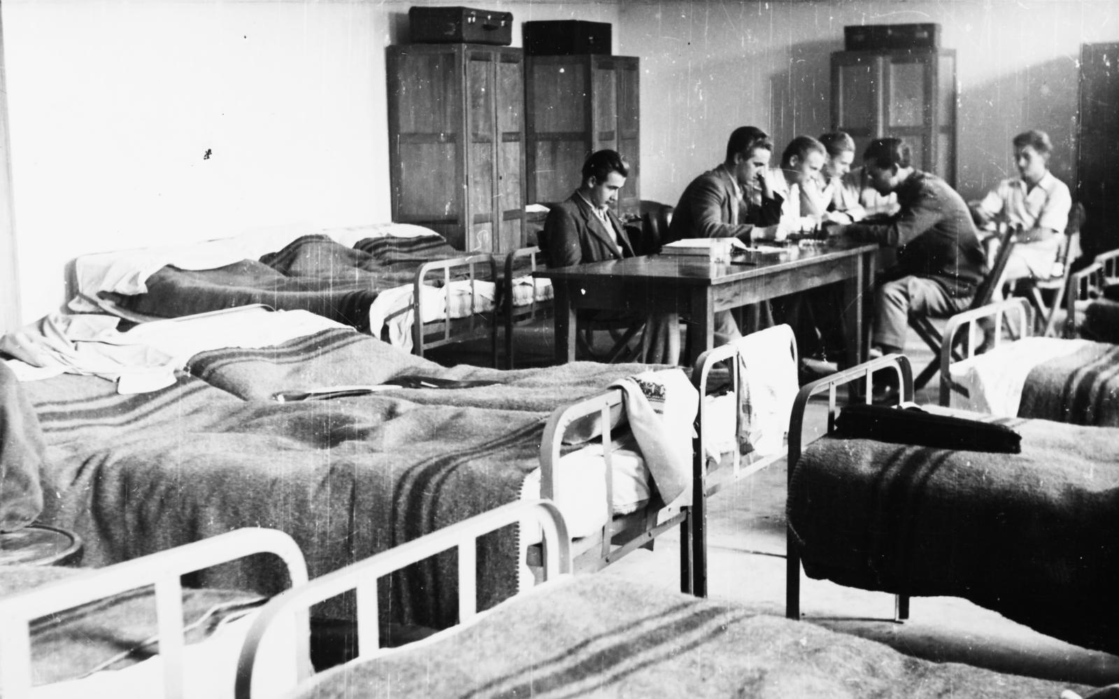 Hungary, Veszprém, a Budapesti Műszaki Egyetem Veszprémre kihelyezett nehézvegyipari karának, a Davidikum épületében berendezett egyetemi kollégium egyik szobája., 1949, Polinszky Tibor, Fortepan #295673