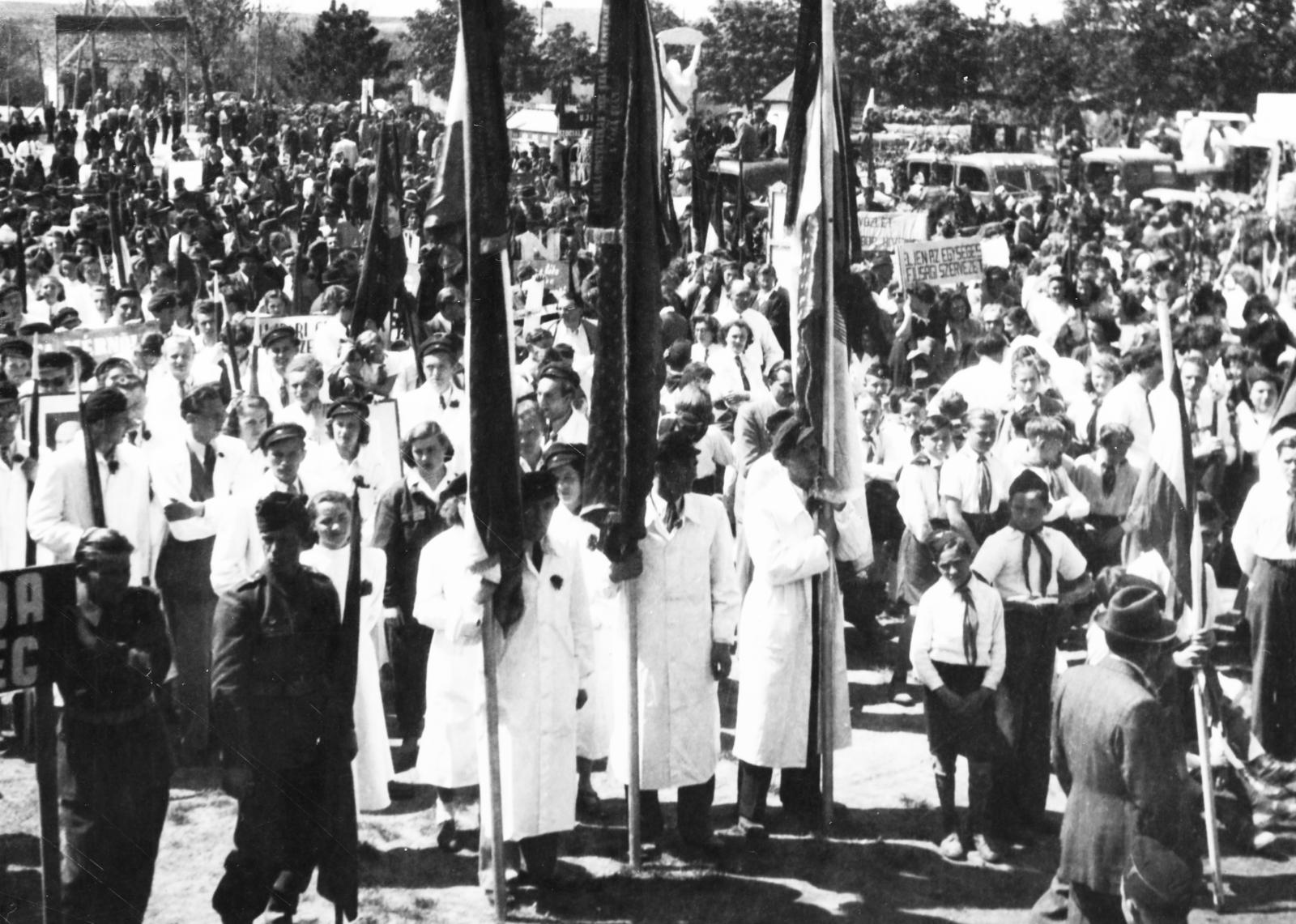 Hungary, Veszprém, a Budapesti Műszaki Egyetem Veszprémre kihelyezett nehézvegyipari karának megnyitó ünnepsége 1949 október 16-án (később Veszprémi Vegyipari Egyetem, majd Pannon Egyetem). A péti, fűzfői és ajkai üzemek dolgozói adományoztak zászlókat az egyetem ifjúságának., 1949, Polinszky Tibor, Fortepan #295675