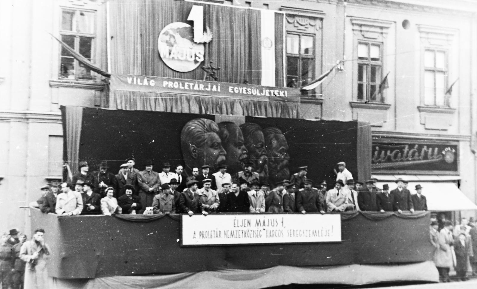 Hungary, Veszprém, Szabadság tér 1., május 1-i ünnepség dísztibünje a Kapuváry-ház (ekkor Tanácsháza) előtt., 1956, Polinszky Tibor, Fortepan #295680