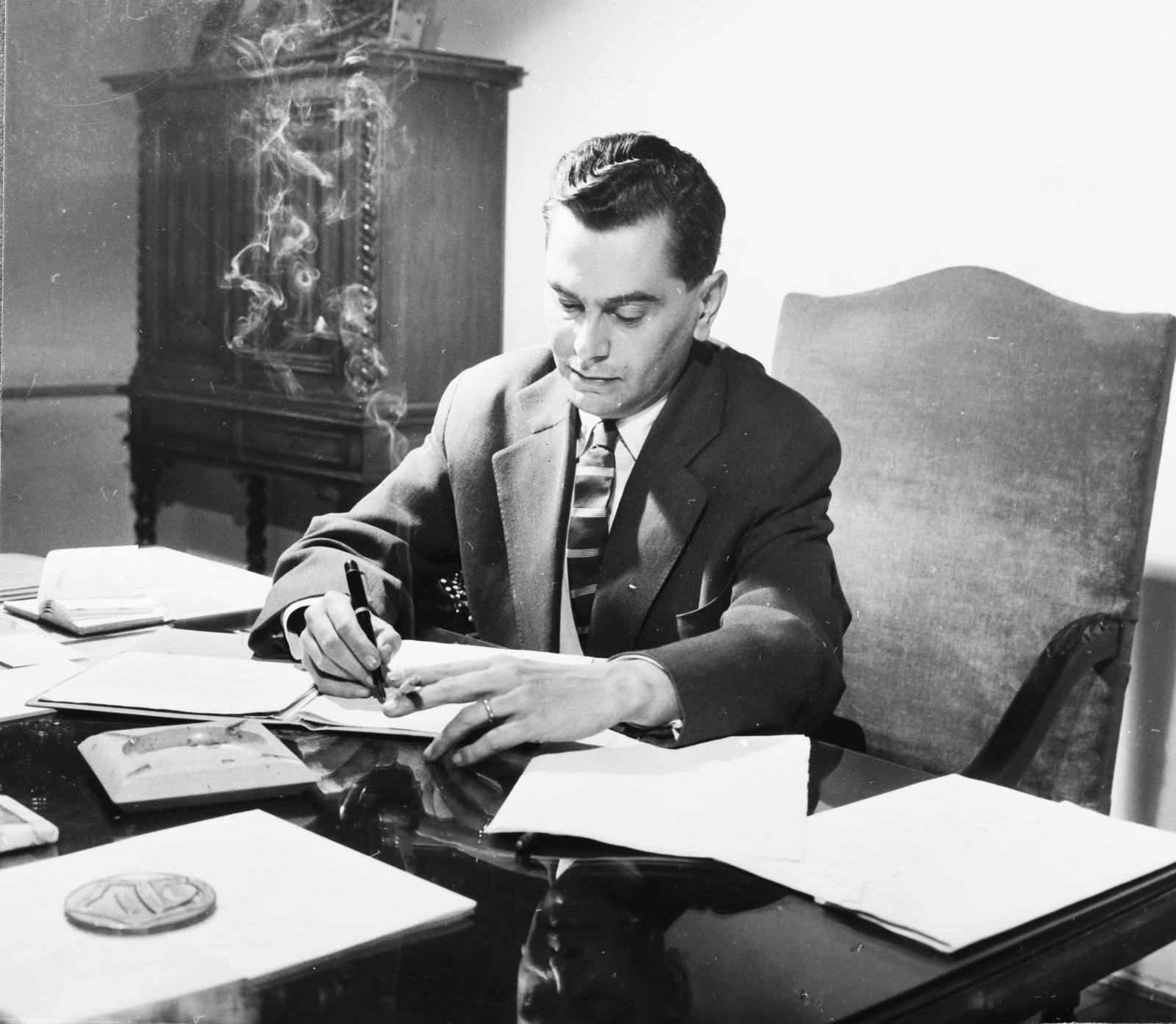 Hungary, Veszprém, Veszprémi Vegyipari Egyetem (később Pannon Egyetem). Dr. Polinszky Károly vegyészmérnök rektor, későbbi Kossuth-díjas, oktatáspolitikus dolgozószobájában., 1962, Polinszky Tibor, Fortepan #295684