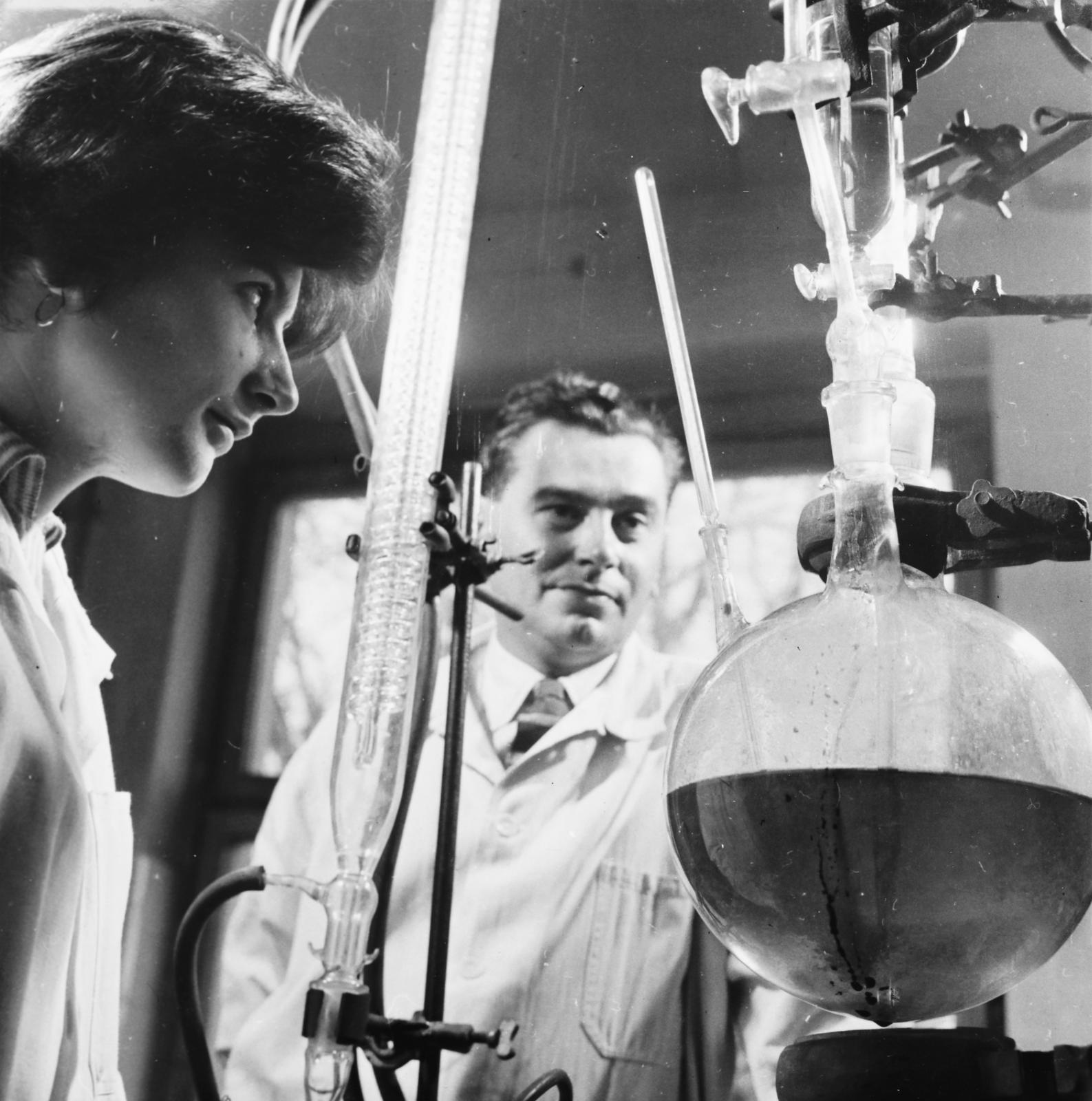 Magyarország, Veszprém, Veszprémi Vegyipari Egyetem (később Pannon Egyetem), laboratórium. Ddr. Polinszky Károly vegyészmérnök rektor, későbbi Kossuth-díjas, oktatáspolitikus egy szigorlatozó hallgató munkáját ellenőrzi., 1962, Polinszky Tibor, Fortepan #295692