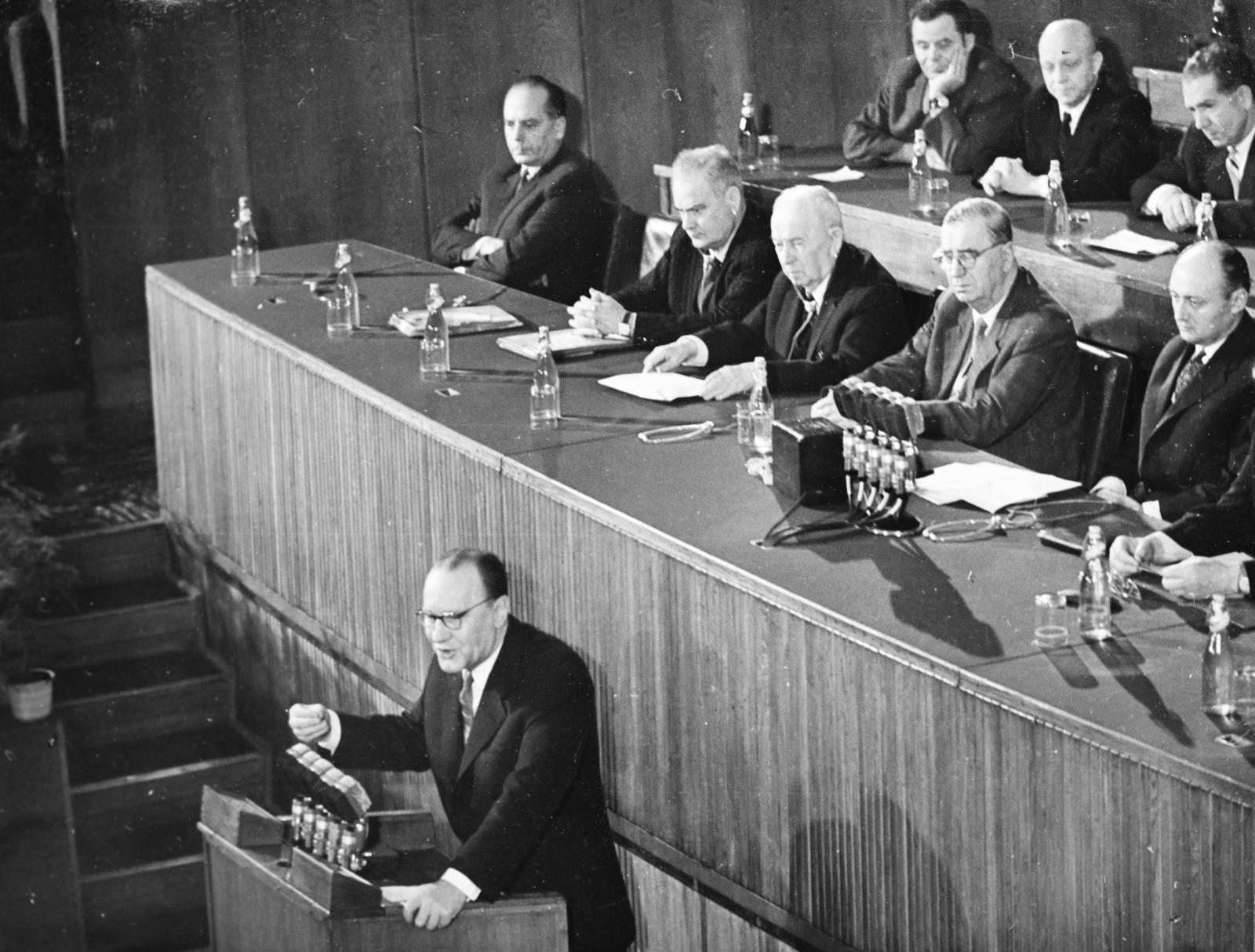 Hungary, Budapest VI., Dózsa György út 84., a MÉMOSZ (Magyarországi Építőipari Munkások Országos Szövetsége) székháza, nagyterem. Kádár János beszédet mond. A felvétel az MSZMP VIII. kongresszusán 1962. november 20-án készült., 1962, Polinszky Tibor, Budapest, Fortepan #295693