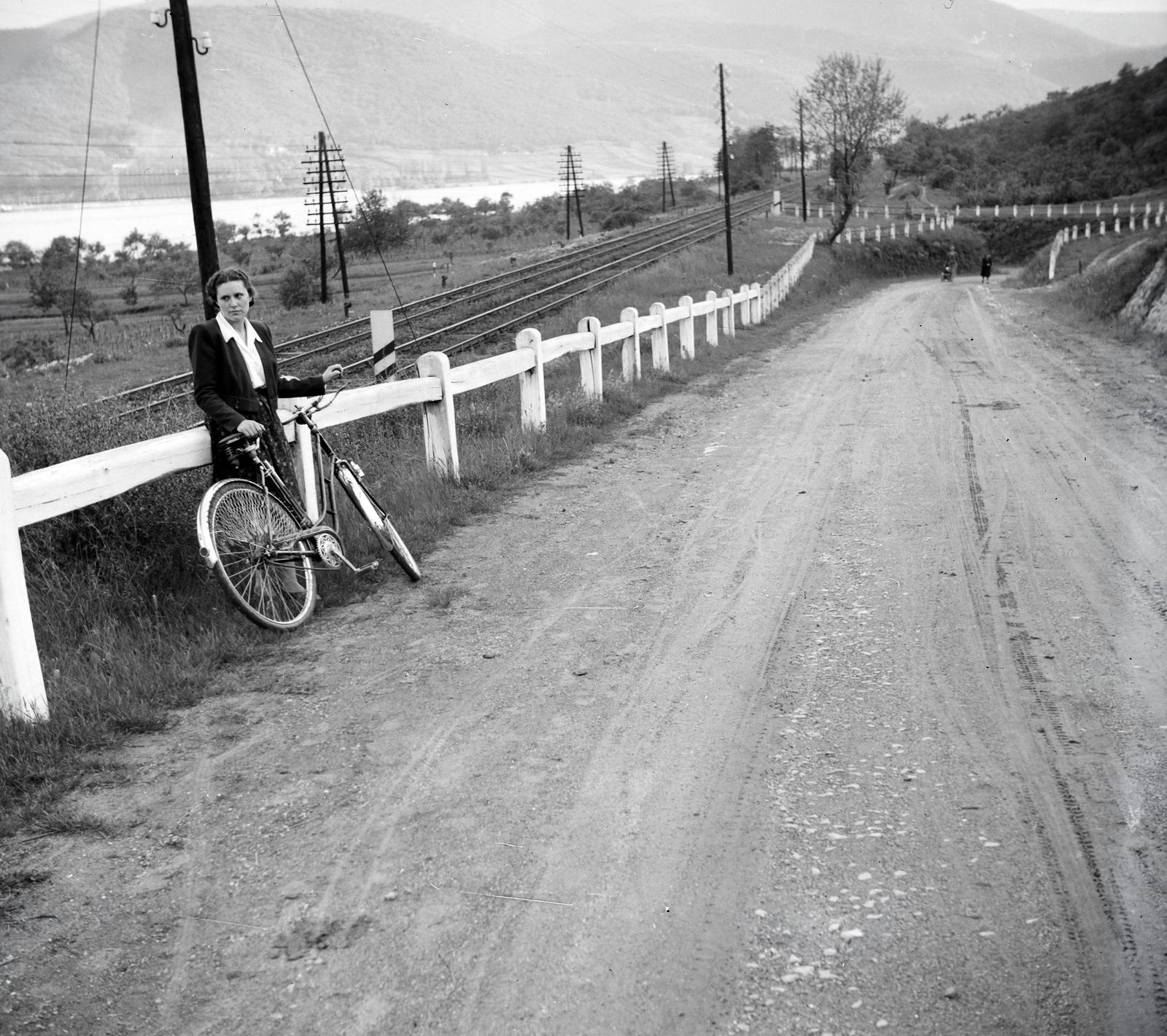 Magyarország,Dunakanyar, Nagymaros, Aranyos utca (ekkor országút) a település határában., 1942, Száraz Miklós György, Fortepan #295715