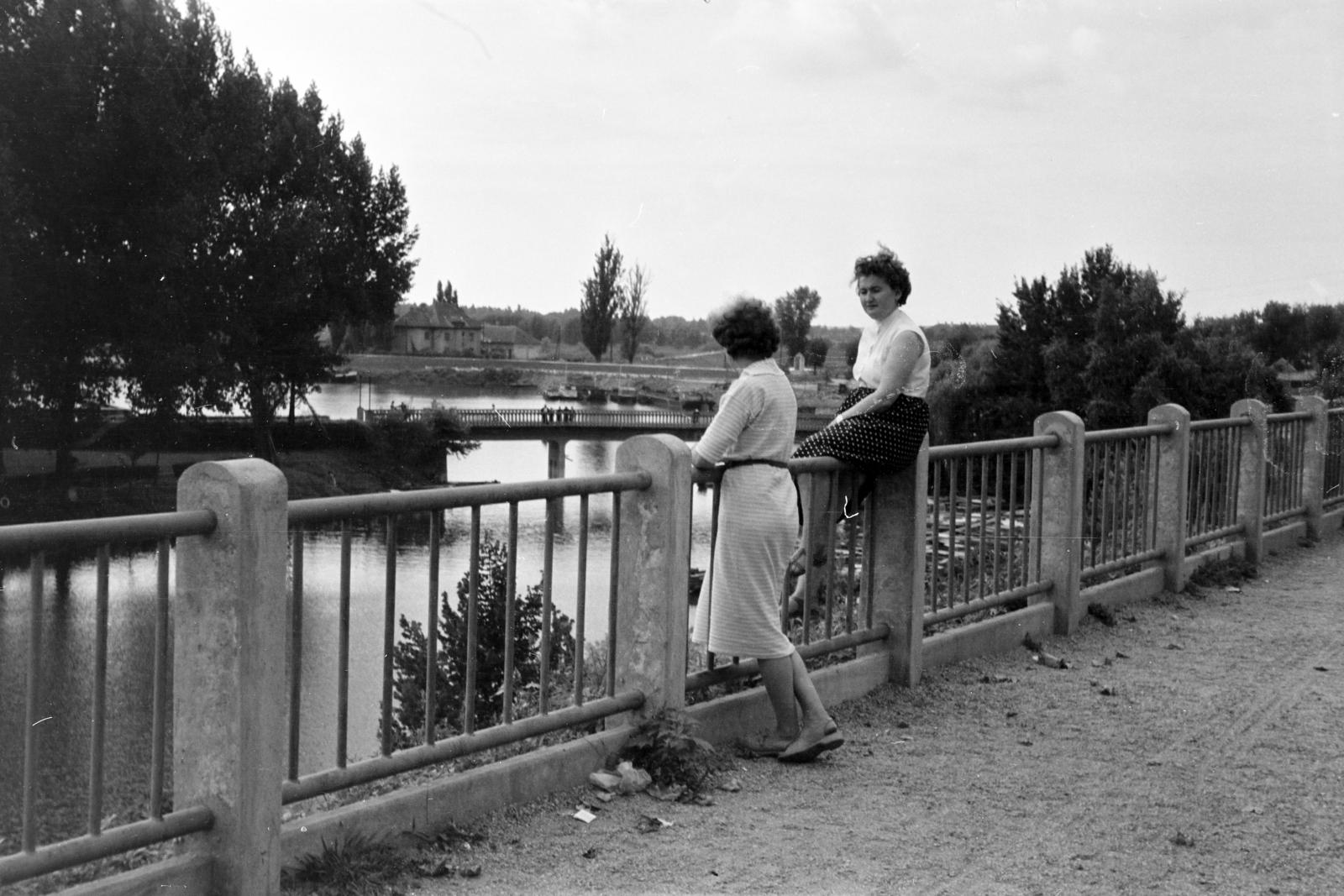 Hungary, Baja, a Szentháromság (Béke) tér északnyugati sarka, háttérben a Sugovica (Kamarás-Duna) öble., 1964, Szász Gábor, Fortepan #295733
