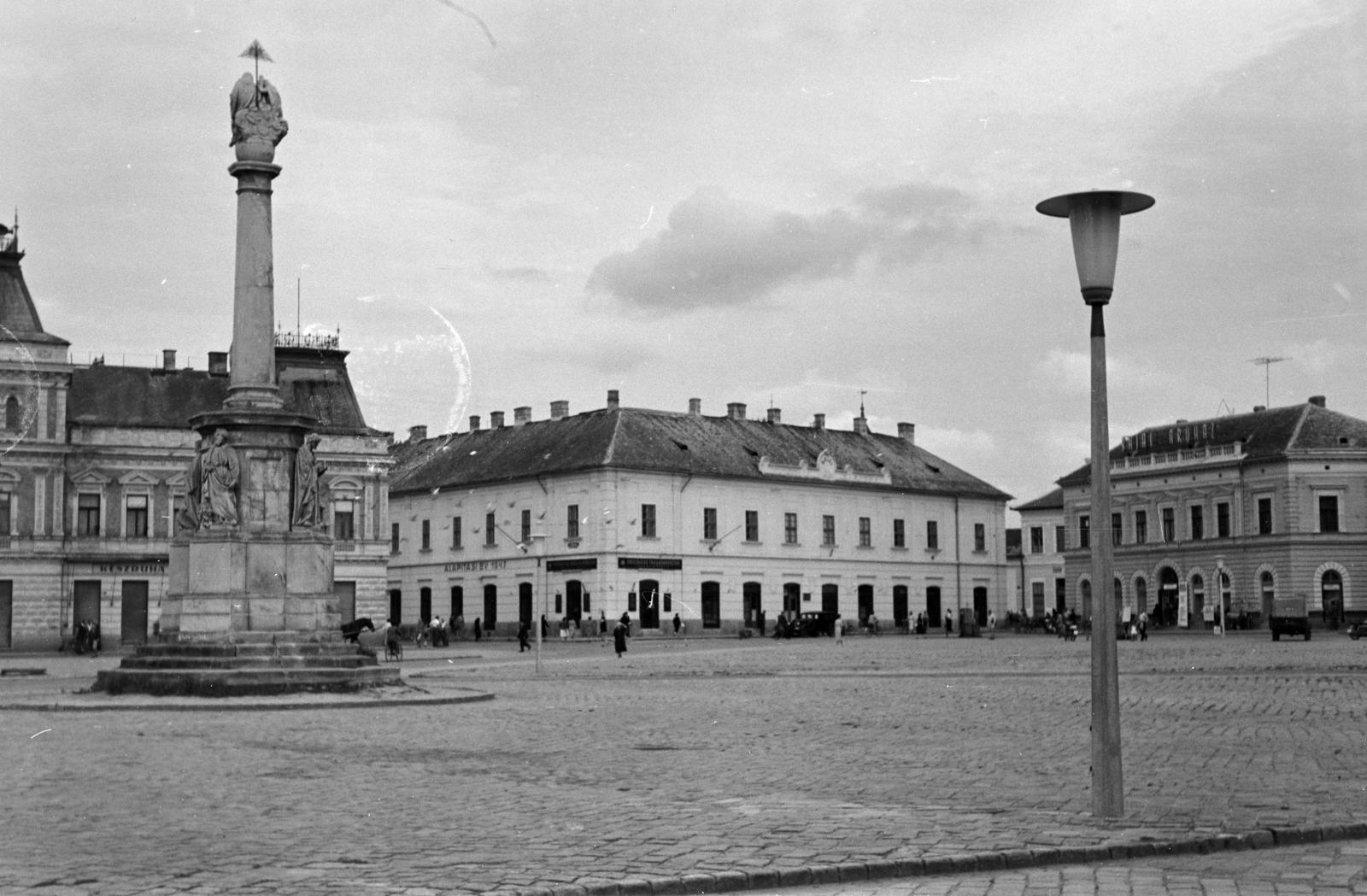 Hungary, Baja, Szentháromság (Béke) tér, Szentháromság-szobor, bal oldalon a Városi Tanács épülete (később Városháza)., 1964, Szász Gábor, Fortepan #295734