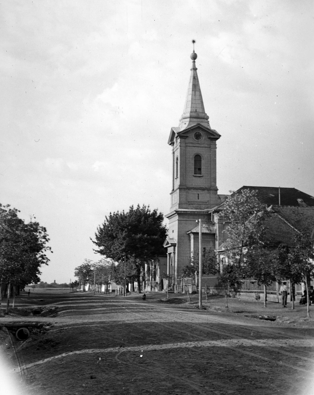 Magyarország, Majosháza, Kossuth utca, református templom., 1941, Török Kálmán, földút, vizesárok, Fortepan #295748