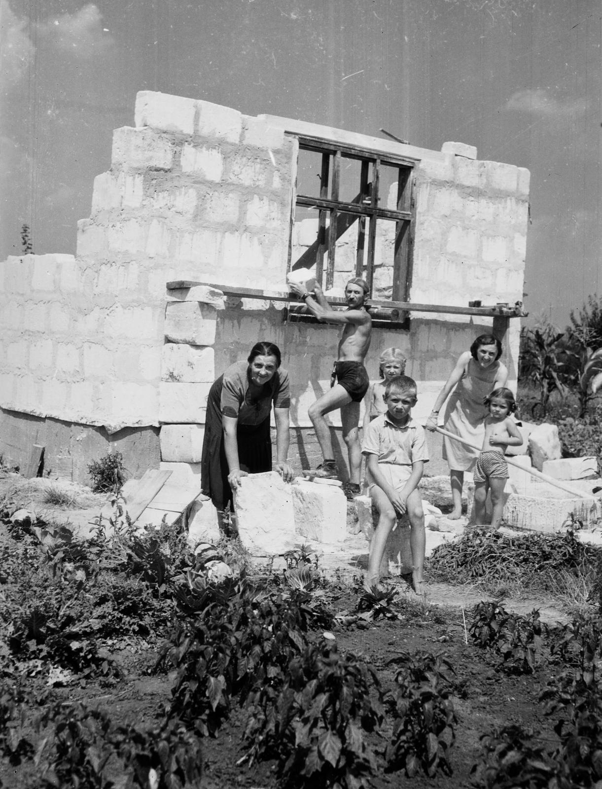 Hungary, Tárnok, Tárnokliget, Köztársaság utca 18., házépítés., 1944, Török Kálmán, mortar box, family, summer, Fortepan #295750