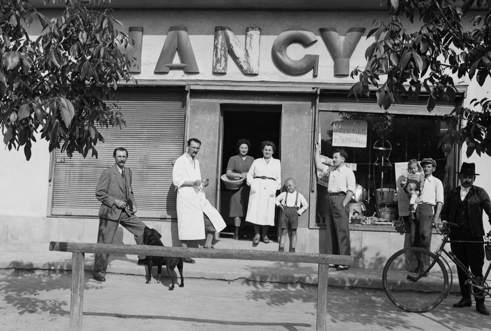 Magyarország, Majosháza, a felvétel a Hangya Fogyasztási és Értékesítő Szövetkezet boltja előtt készült., 1941, Török Kálmán, Best of, munkaköpeny, Hangya Szövetkezet, alkalmazott, csoportkép, Fortepan #295751