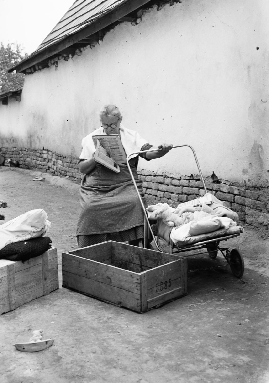 Magyarország, Majosháza, 1941, Török Kálmán, Best of, babakocsi, pihenés, idős ember, olvasás, újság, Fortepan #295753