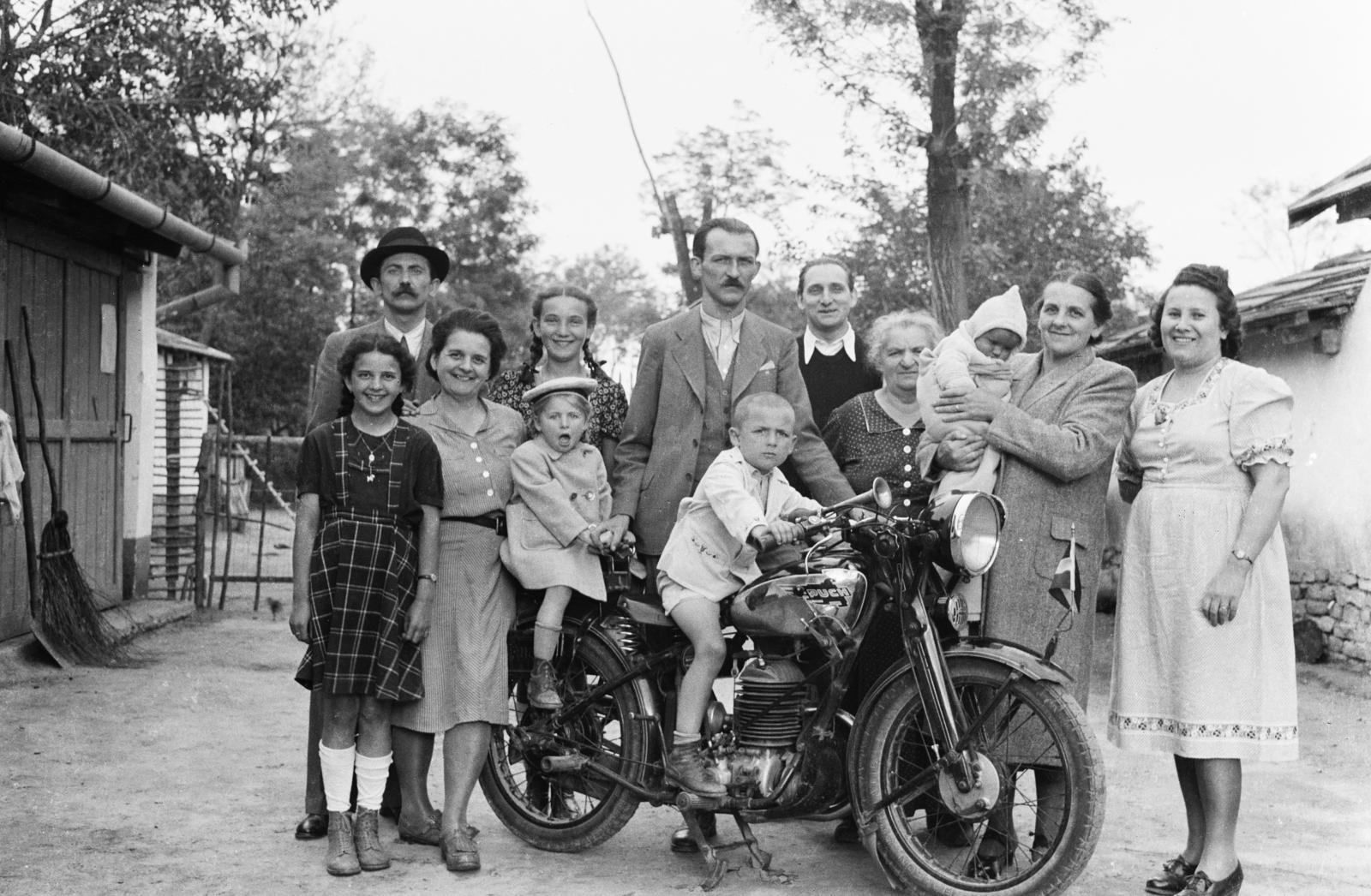 Magyarország, Majosháza, családi csoportkép egy Puch típusú motorkerékpárral., 1941, Török Kálmán, mosoly, kisfiú, duda, Fortepan #295757
