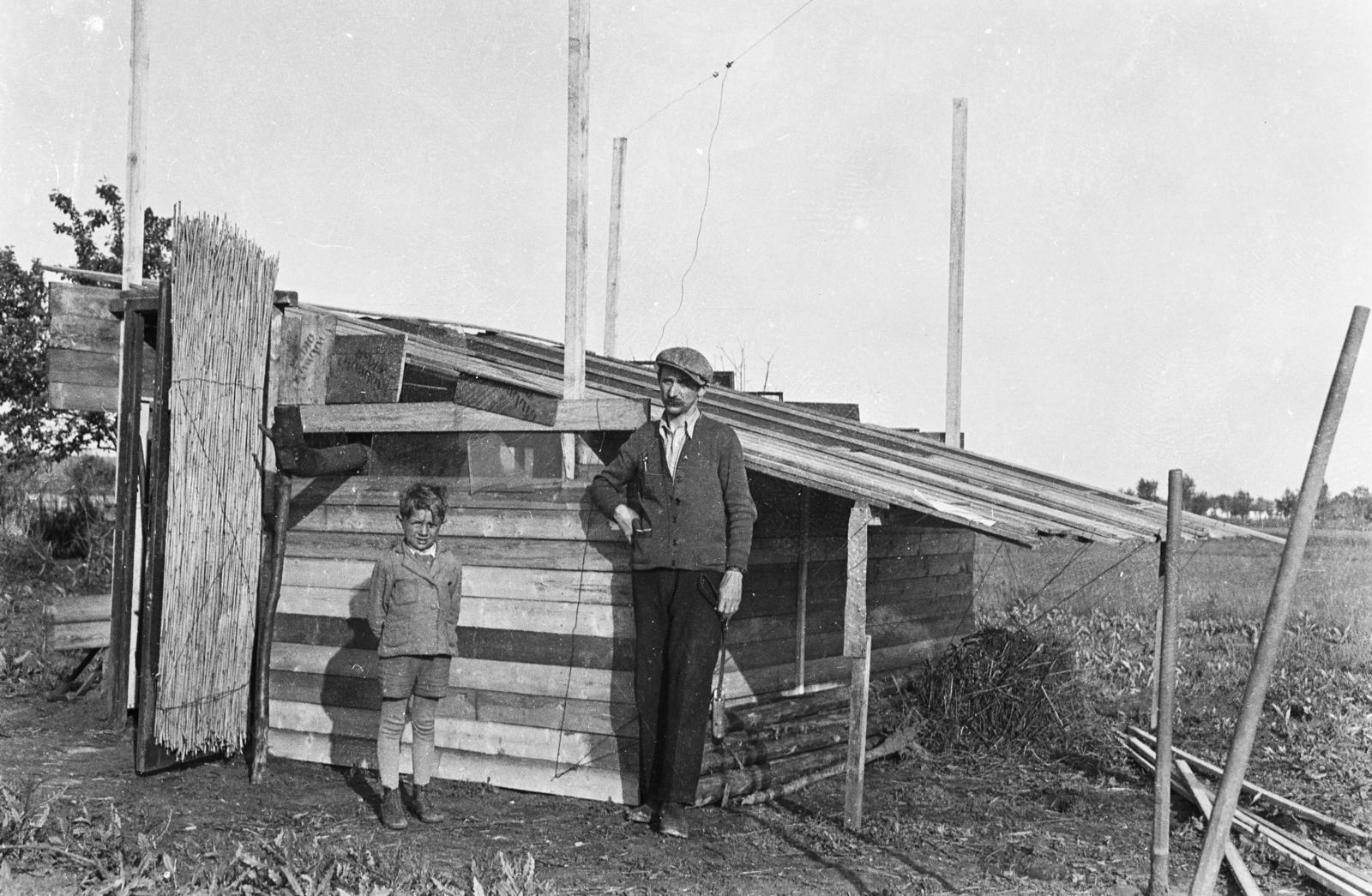 Hungary, Tárnok, Tárnokliget, a felvétel egy ház építéséhez felhúzott kisház (sufni) előtt készült., 1942, Török Kálmán, board, Fortepan #295762