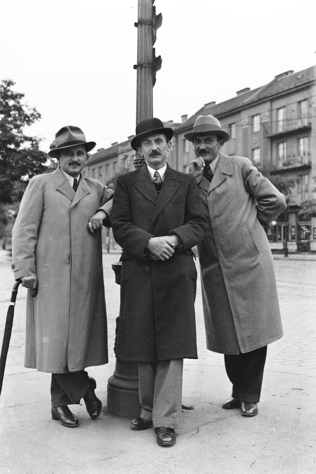 Hungary, Budapest XIII.,Budapest VI., Lehel utca, háttérben az 1-es számú ház., 1938, Török Kálmán, Budapest, men, three people, moustache, hat, coat, Fortepan #295765