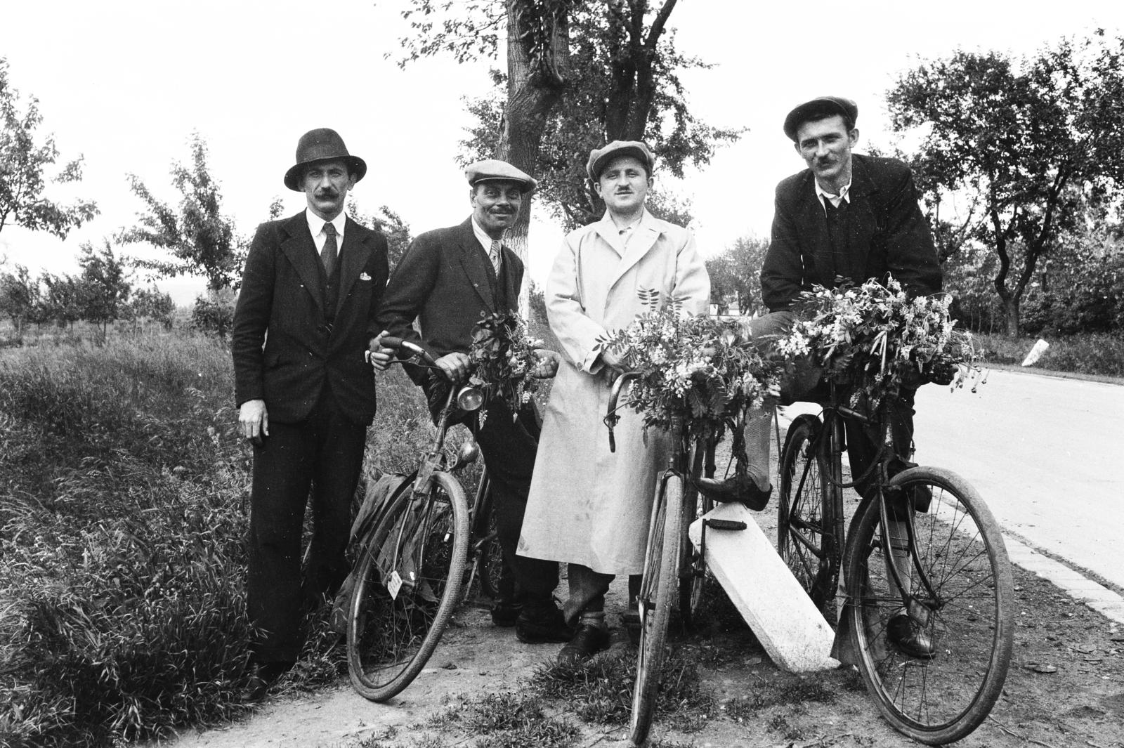 1938, Török Kálmán, men, bicycle, bouquet, Fortepan #295769