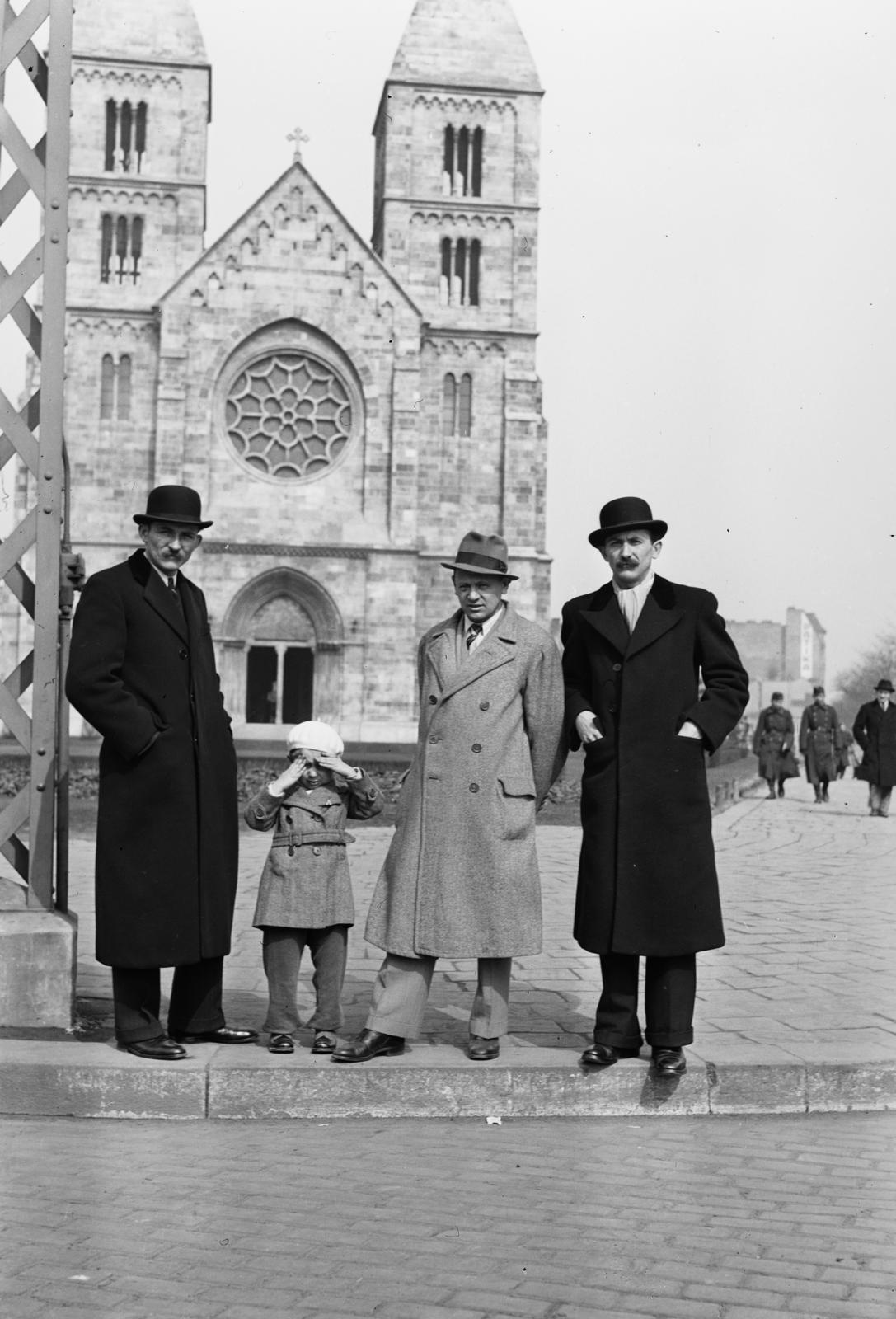 Magyarország, Budapest XIII., Szent Margit (Ferdinánd) tér, a felvétel az Árpád-házi Szent Margit-templom előtt készült., 1938, Török Kálmán, Budapest, férfiak, kisfiú, keménykalap, Fortepan #295770