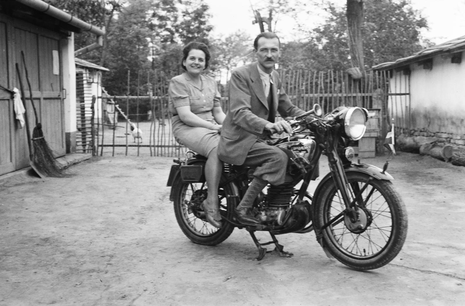 Hungary, 1942, Török Kálmán, motorcycle, Puch-brand, horn, girls'n'cars, man and woman, Fortepan #295774