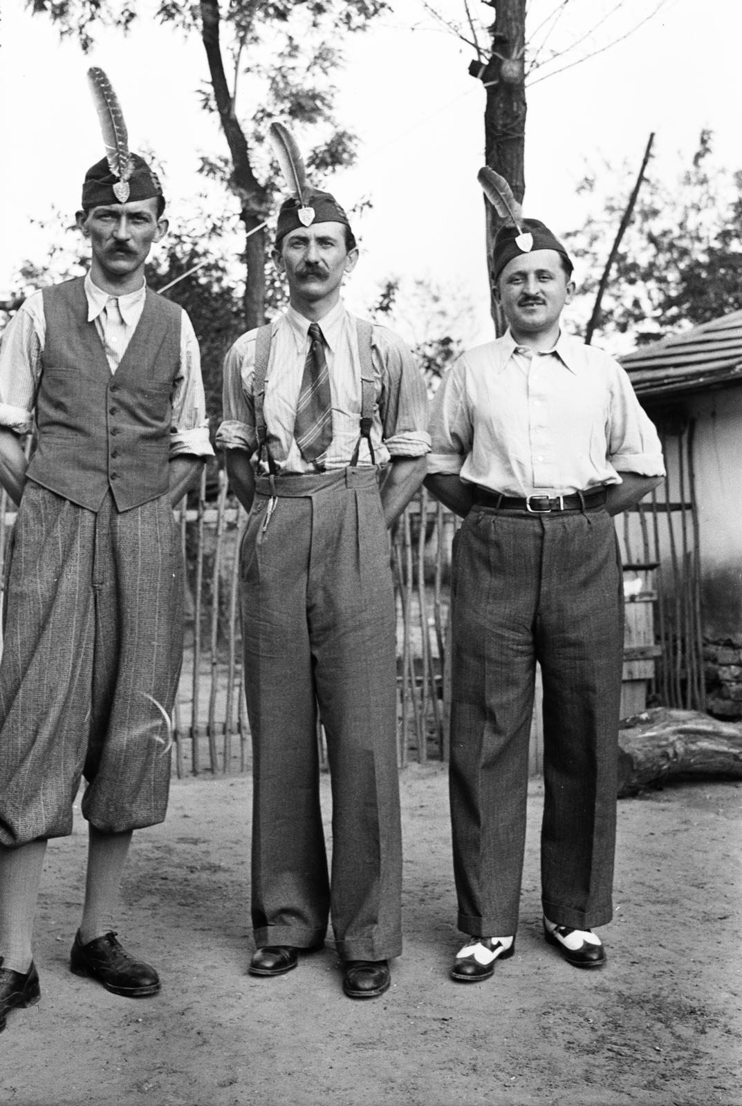 Hungary, 1942, Török Kálmán, Best of, three people, hands behind the back, eagle feather, "Bocskai" side cap, men, Fortepan #295778