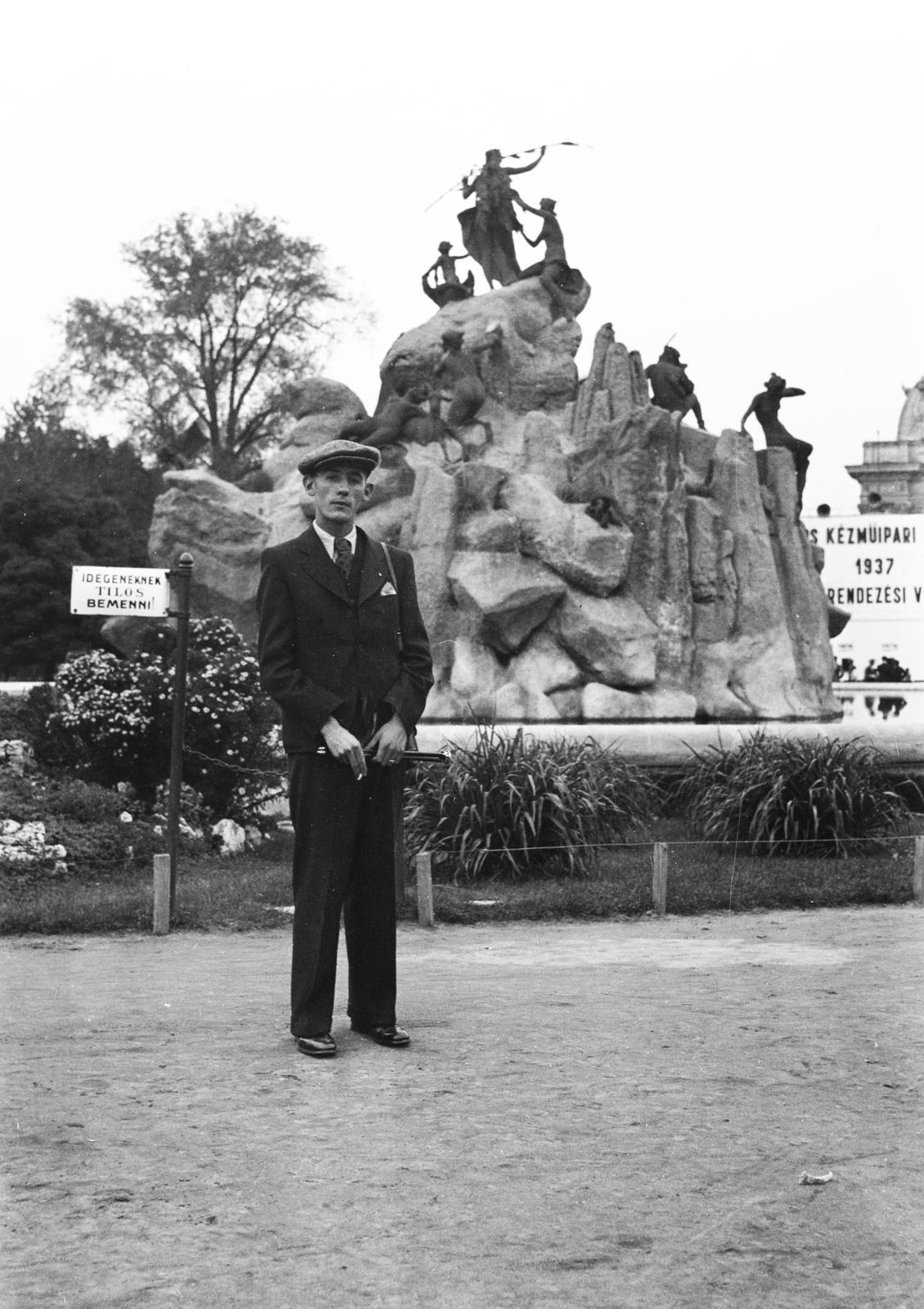 Hungary, Budapest XIV., háttérben a Sió tündér regéje szoborcsoport és szökőkút, Mátray Lajos György szobrászművész alkotása (1896)., 1937, Török Kálmán, Budapest, Fortepan #295779