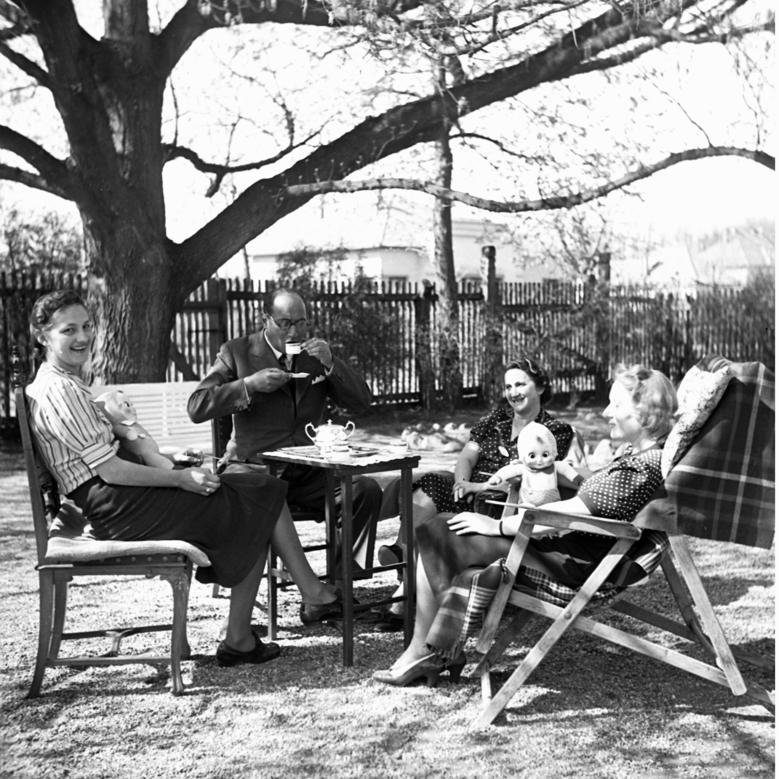 Hungary, Alag, Dunakeszi, Batthyány Elemér utca 8., a Petanovits-ház kertje., 1938, Kölcsey Ferenc Dunakeszi Városi Könyvtár / Petanovits fényképek, doll, relaxation, deck chair, Fortepan #29578