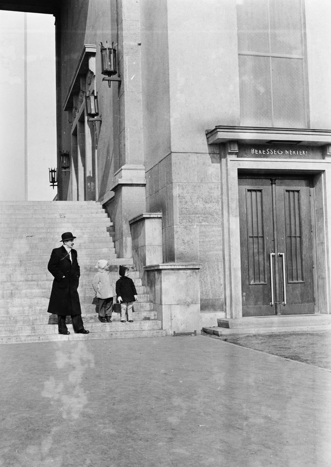 Hungary, Budapest XIII., a felvétel a Pozsonyi úti református templom bejáratánál készült., 1941, Török Kálmán, Budapest, Fortepan #295783