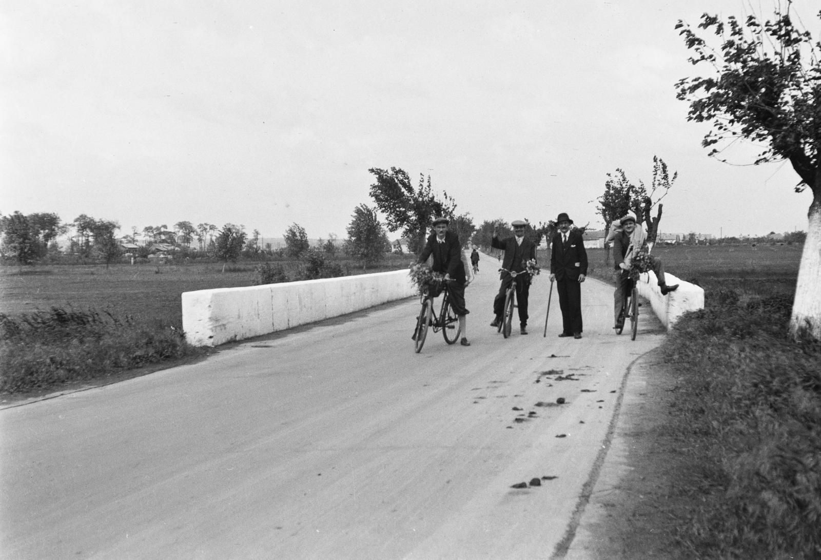 Magyarország, Tárnok, Tárnokliget, a felvétel a 7-es főúton a Benta-patak feletti kőhídnál készült., 1943, Török Kálmán, Fortepan #295791