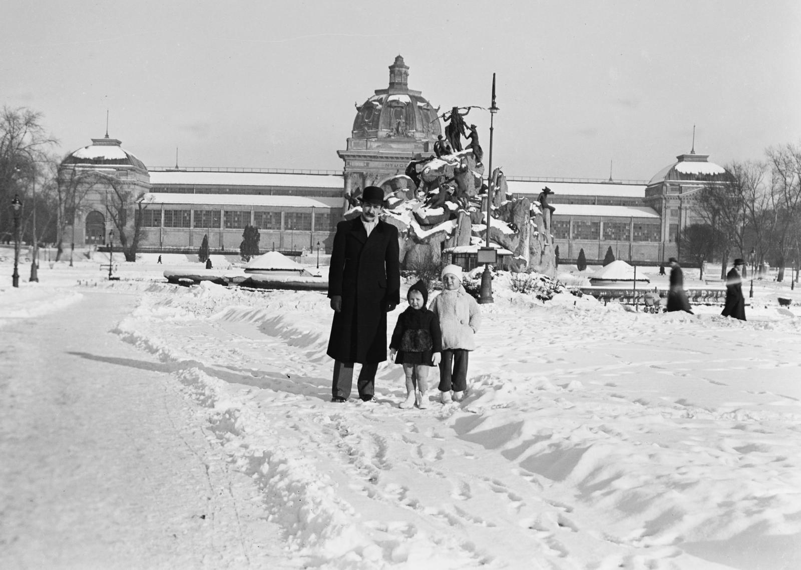 Hungary, Budapest XIV., a felvétel a Sió tündér regéje szoborcsoport és szökőkút előtt készült, háttérben az Iparcsarnok épülete., 1941, Török Kálmán, Budapest, Fortepan #295792