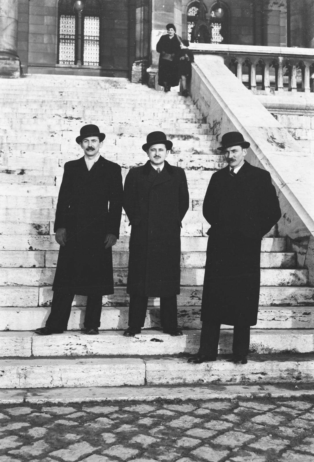Hungary, Budapest V., a felvétel a pesti alsó rakparton a Parlament előtt készült., 1940, Török Kálmán, Budapest, men, three people, stairs, Fortepan #295793