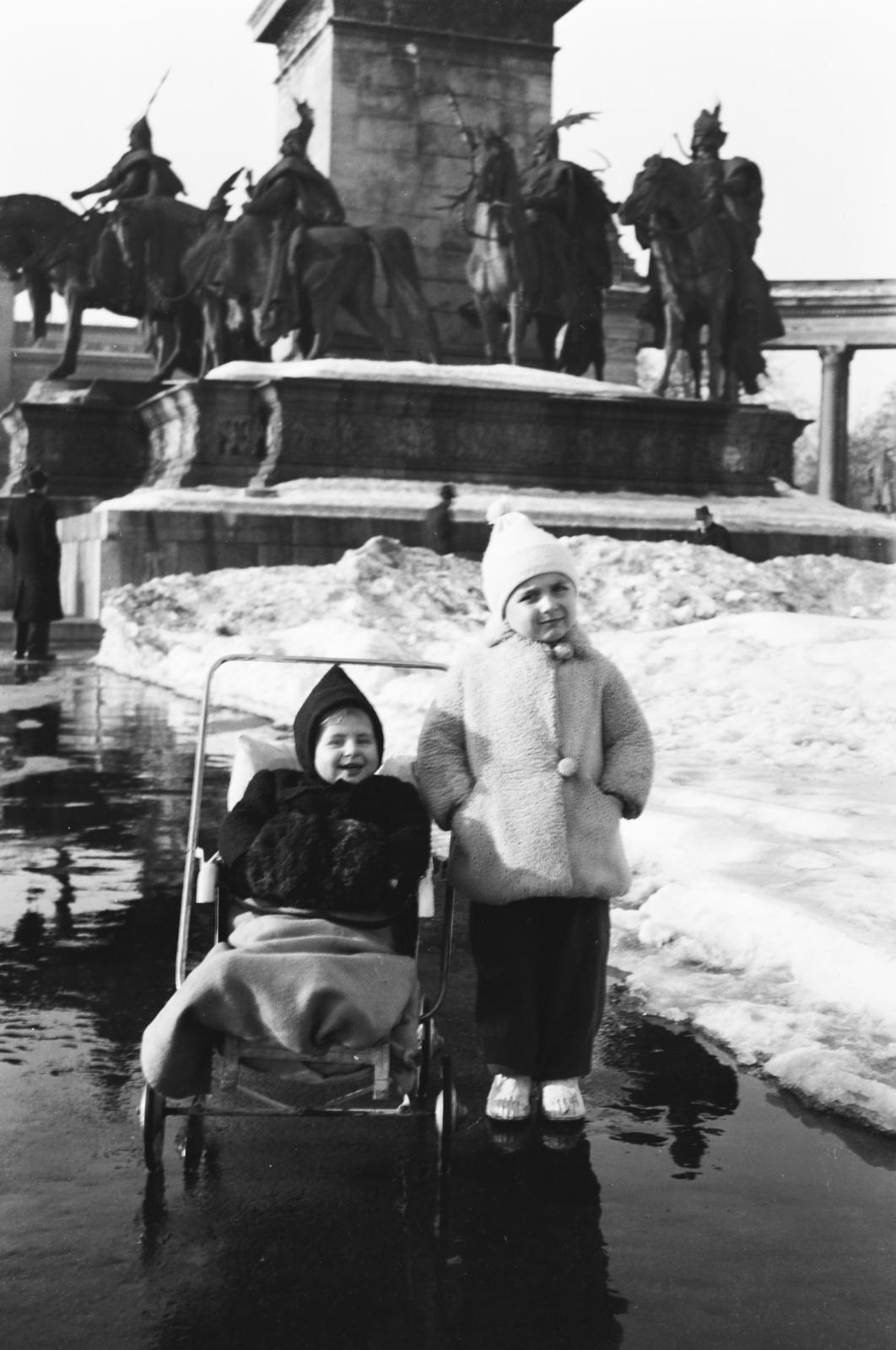 Magyarország, Budapest XIV., Hősök tere, a felvétel a Millenniumi emlékműnél készült., 1941, Török Kálmán, Budapest, Fortepan #295795