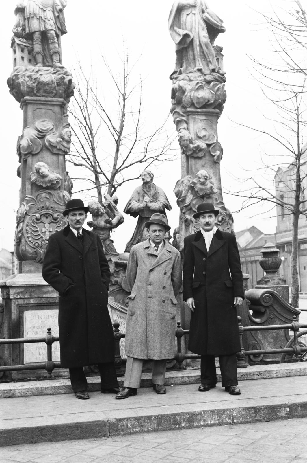 Hungary, Óbuda, Budapest III., Flórián tér, háttérben a volt Fogadalmi oltár / Szent Flórián-szoborcsoport (Szent Flórián, Szent Fülöp, Szent Károly szobraival)., 1941, Török Kálmán, Budapest, Fortepan #295796