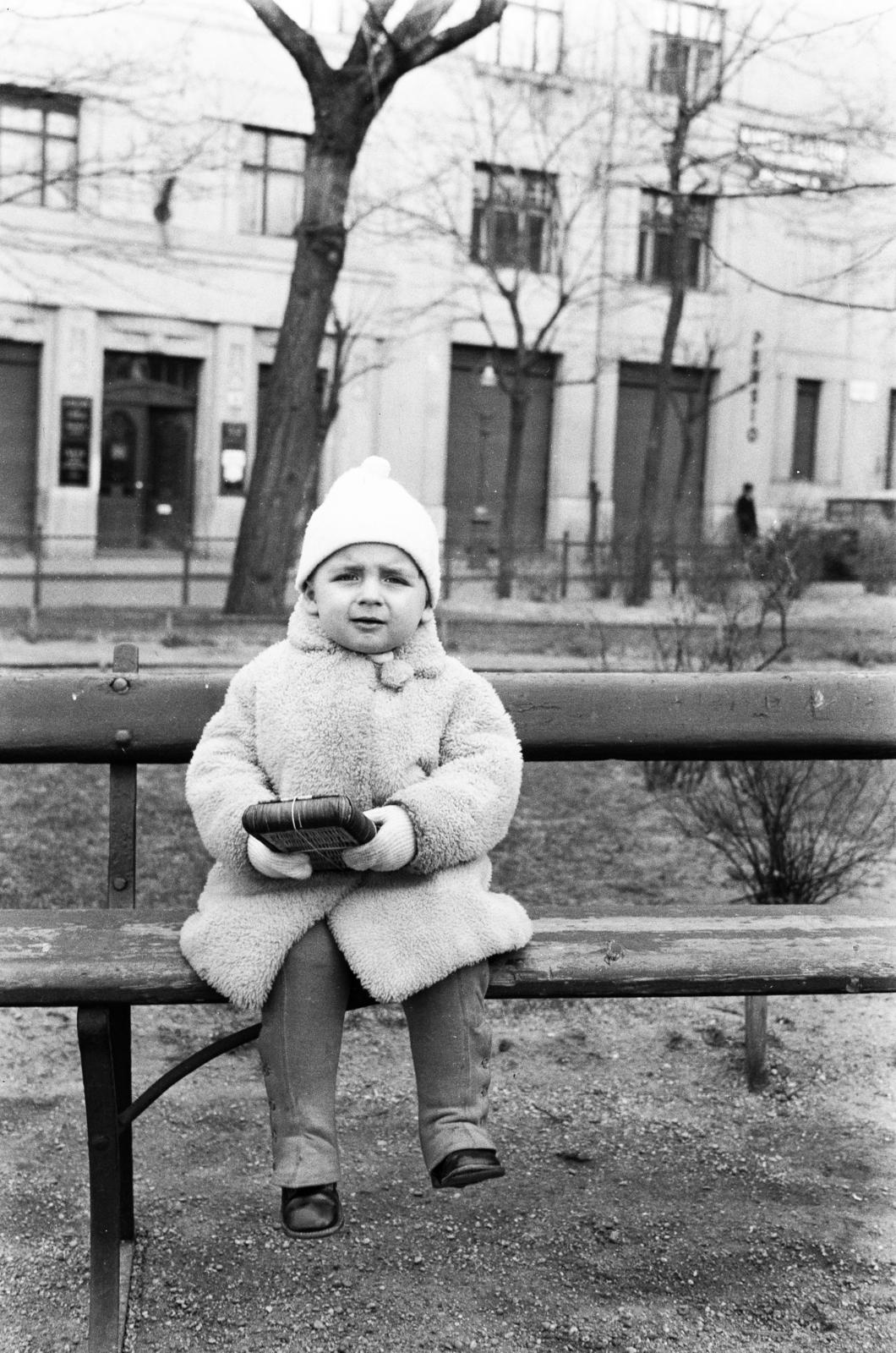 Hungary, Budapest XIII., a felvétel a Jászai Mari (Rudolf trónörökös) téren készült, a háttérben az 5. szám alatti, Pozsonyi út sarkán álló Palatinus-ház., 1940, Török Kálmán, Budapest, fur coat, kid, Fortepan #295797