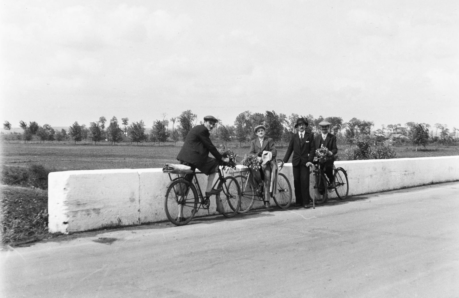Hungary, Tárnok, Tárnokliget, a felvétel a 7-es főúton a Benta-patak feletti kőhídnál készült., 1942, Török Kálmán, men, bicycle, bouquet, Fortepan #295798