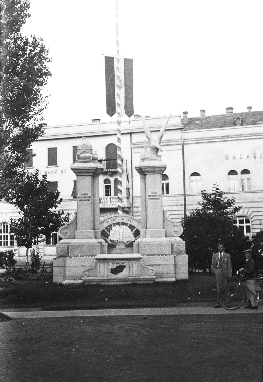 Hungary, Kiskunhalas, Hősök tere, Országzászló és Trianon emlékmű (Falusi Mihály, Gulyás József, 1935.)., 1939, Török Kálmán, Fortepan #295806