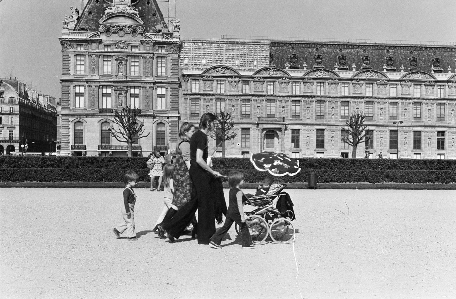 Franciaország, Párizs, Jardin du Carrousel, háttérben a Louvre északi szárnya., 1976, Veres Juli, Fortepan #295835