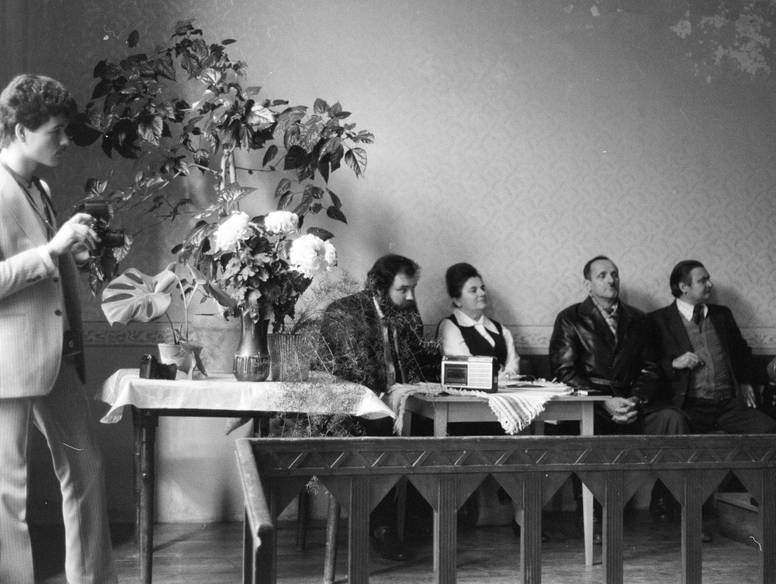 Hungary, Nyíregyháza, Bessenyei tér 10., a Magyarországi Evangéliumi Testvérközösség kápolnája. Bal szélen ül Iványi Gábor, SZETA (Szegényeket Támogató Alap) alapító tagja, 1981-től a Magyarországi Evangéliumi Testvérközösség alapító lelkésze., 1981, Veres Juli, Fortepan #295844