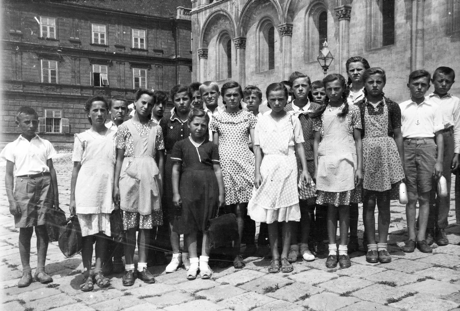 1942, Virágvölgyi István, girls, summer dresses, tableau, schoolbag, student, Fortepan #295862