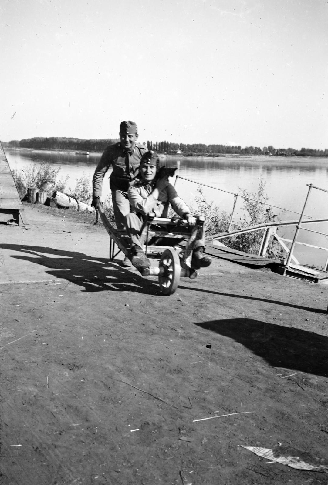 1942, Virágvölgyi István, soldier, jesting, wheelbarrow, Fortepan #295868