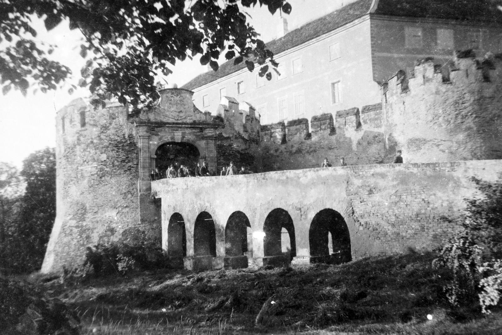 Magyarország, Siklós, a Vár és főkapuja., 1942, Virágvölgyi István, Szalontai János, Fortepan #295877