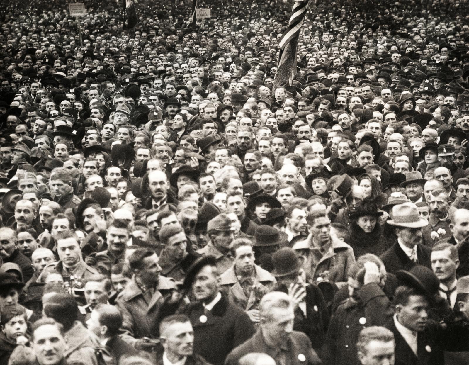 Magyarország, Budapest V., Kossuth Lajos tér, a felvétel a Parlament előtt a Magyar Népköztársaság kikiáltásakor 1918. november 16-án készült., 1918, Kieselbach Galéria, tömeg, zászló, Budapest, Fortepan #295901