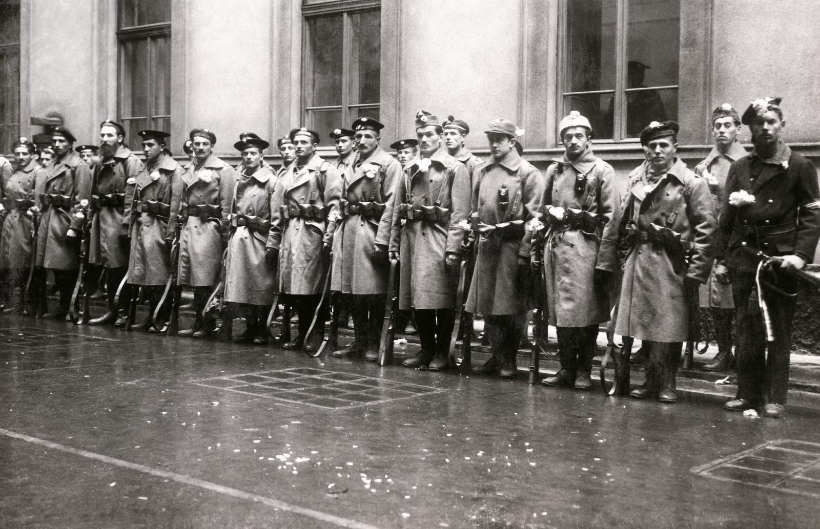 1919, Kieselbach Galéria, cartridge pouch, cap, flower on a lapel, line-up, inner courtyard, gun, coat, Fortepan #295910