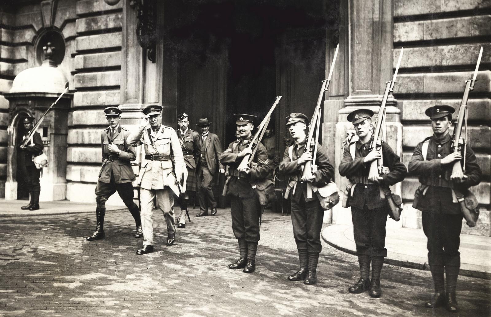 Magyarország, budai Vár, Budapest I., a Királyi Palota (később Budavári Palota) Nagy udvara, angol katonák díszőrsége. Az antant / entente tanácskozásáról távozik Gorton tábornok, az angol misszió vezetője, mellette a hadsegéde, mögöttük a skót Moleswort kapitány. A felvétel 1919. szeptemberében készült., 1919, Kieselbach Galéria, lábtekercs, egyenruha, őrbódé, tányérsapka, szurony, puska, Budapest, díszőrség, Fortepan #295922